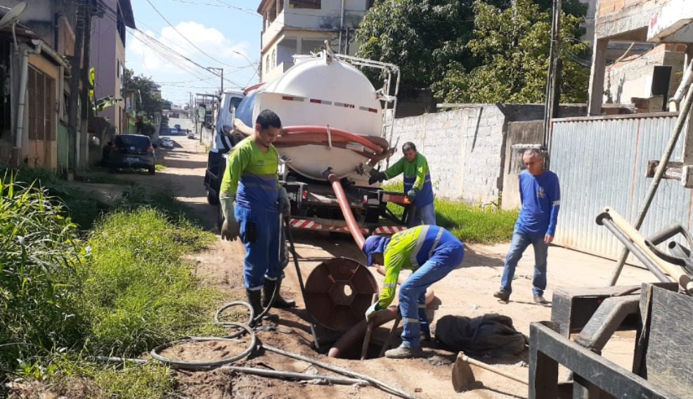 Semserv faz limpeza da rede de drenagem no bairro Santa Bárbara