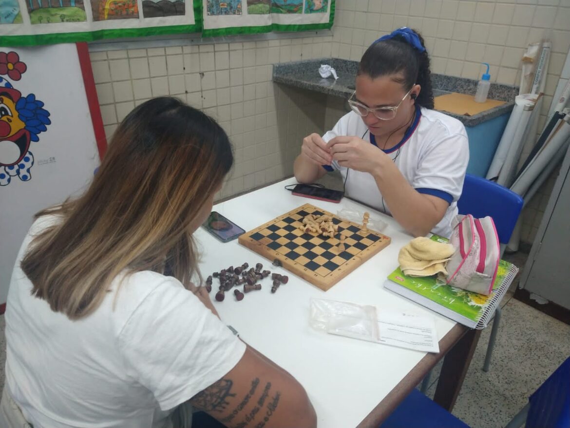 Turmas da EJA praticam xadrez de olho nos Jogos Escolares Municipais de Vitória