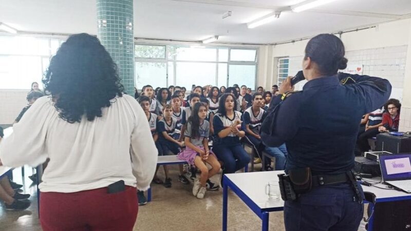 Inspetora da Mulher fala sobre violência doméstica em escola municipal