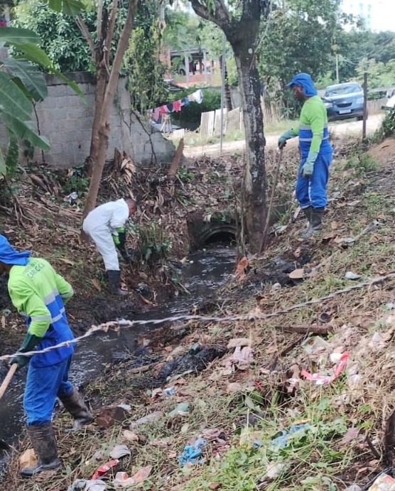 Equipes da Secretaria de Serviços realizam limpeza de braço do Rio Bubu e de canal em Padre Gabriel