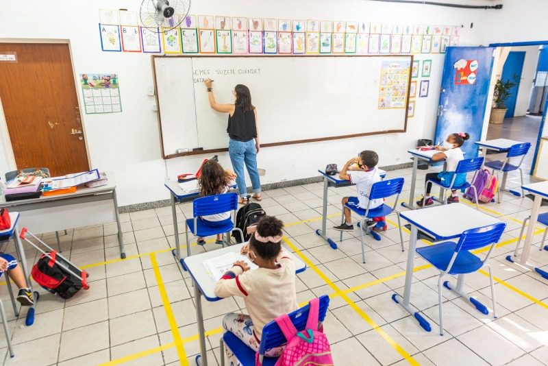 Prefeitura de Vitória concede gratificação aos servidores da Educação