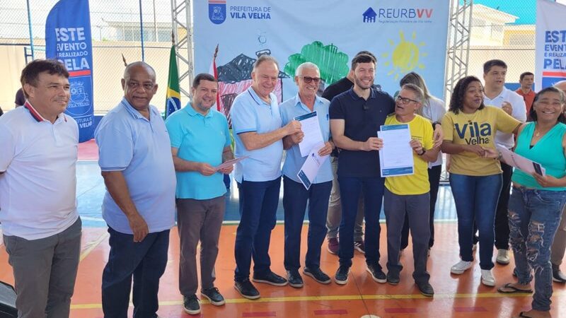Governador inaugura nova quadra esportiva e fiscaliza projetos de macrodrenagem em Vila Velha