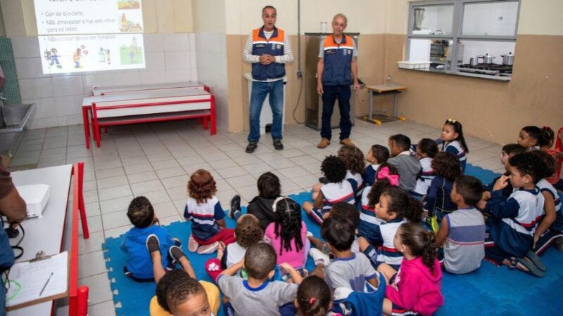 Alunos participam de palestra sobre Defesa Civil na Escola