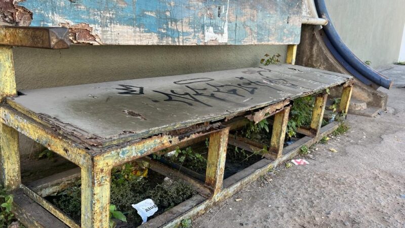 População de Jacaraípe indignada com as condições precárias do ponto de ônibus na Avenida Todos os Santos