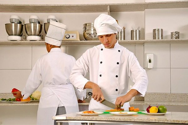 Cursos de garçom e auxiliar de cozinha: Inscrições disponíveis agora