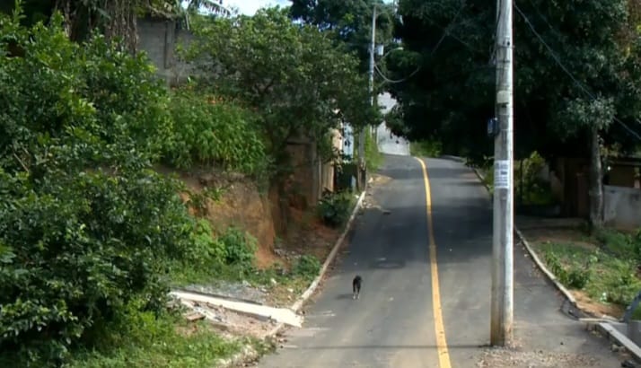 Reincidência: Moradores de Viana Incomodados com Poste no Meio da Rua
