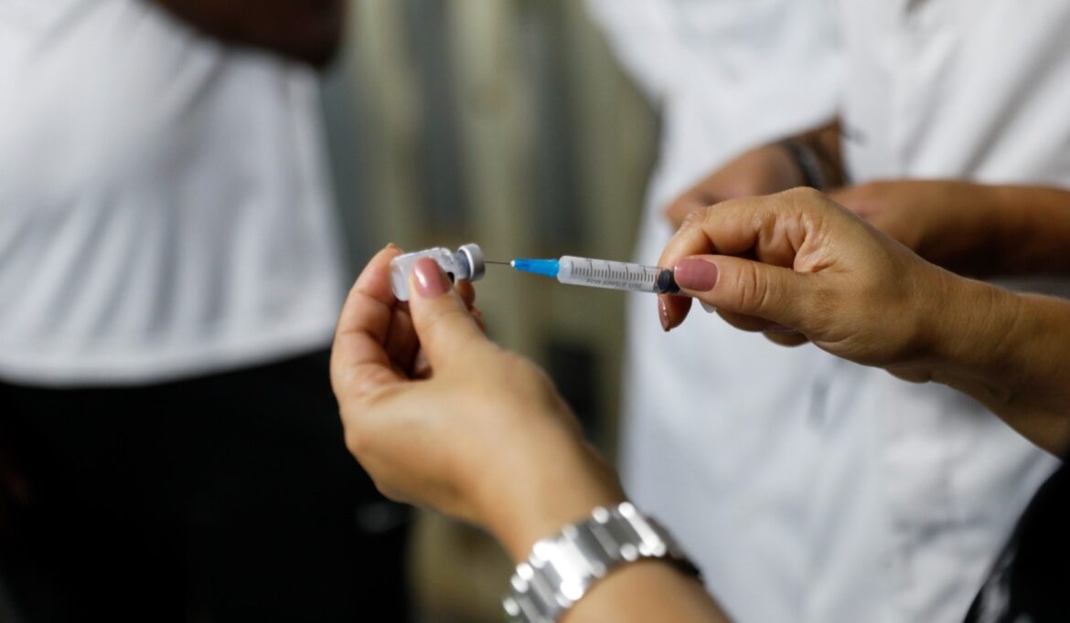 Oportunidade de vacinação sem marcação no Shopping Moxuara neste domingo