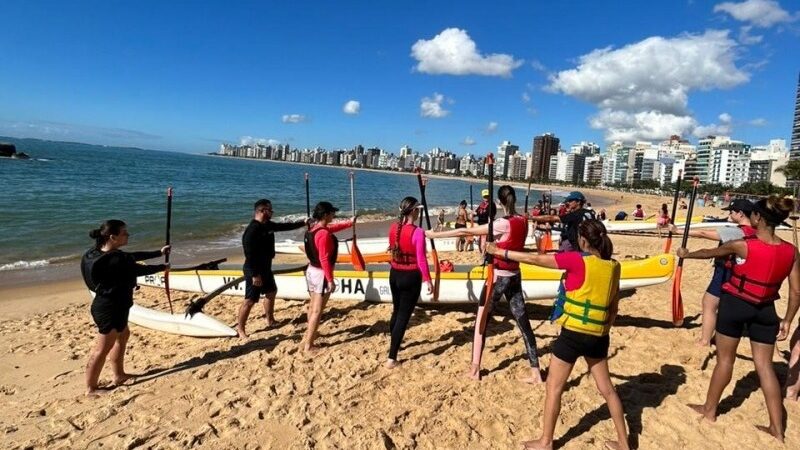 OAB-ES oferece aulas gratuitas de Canoa Havaiana, atraindo advogadas e advogados