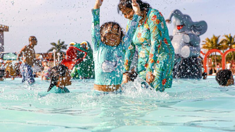 Diante da Contaminação do Rio Doce, Indígenas Krenak Optam por Levar seus Filhos para Nadar em Parque Aquático