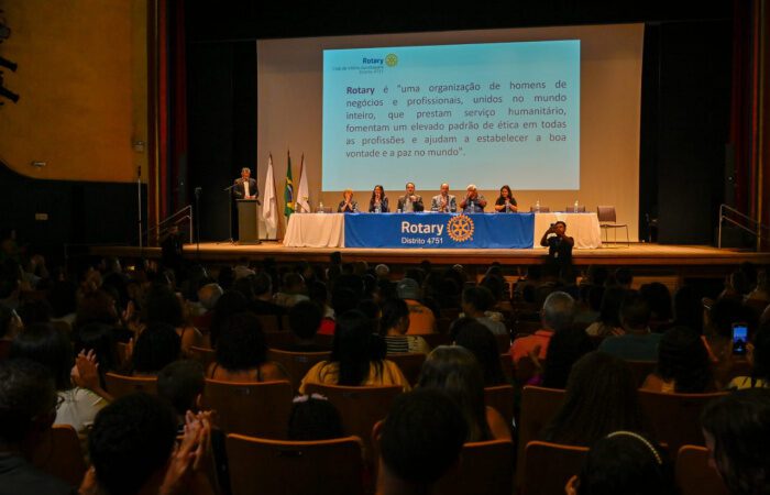 Reconhecimento por Mérito Estudantil: Alunos da Rede Municipal de Vitória São Homenageados