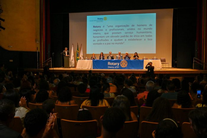 Reconhecimento por Mérito Estudantil: Alunos da Rede Municipal de Vitória São Homenageados