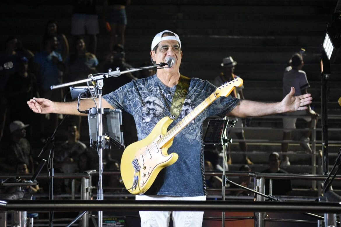 Abertura Especial do Réveillon na Praia de Camburi com Durval Lelys