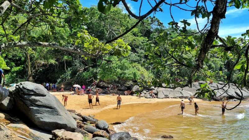 Guarapari Revela Seu Segredo: Descubra a Beleza Escondida na Praia do Morcego!