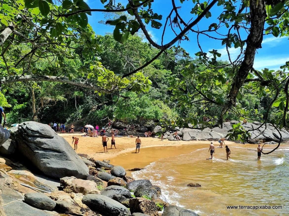 Guarapari Revela Seu Segredo: Descubra a Beleza Escondida na Praia do Morcego!