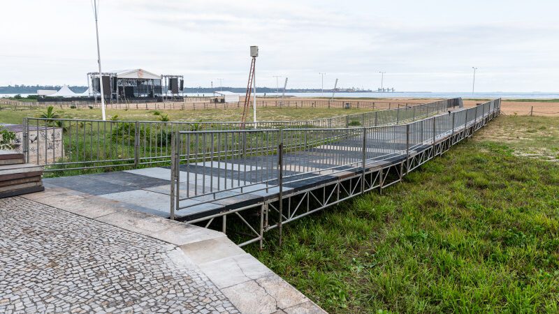 Réveillon: passarelas e guarda-corpos protegem restinga em Camburi