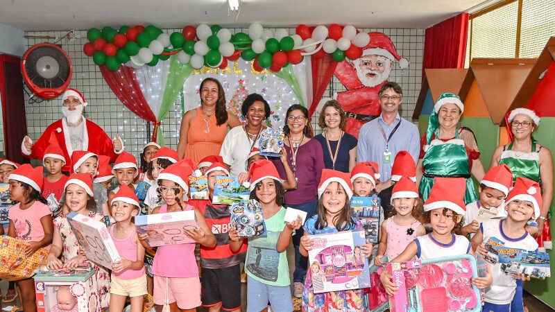 Crianças do Cmei TI Dom João Batista ganham presentes de Natal