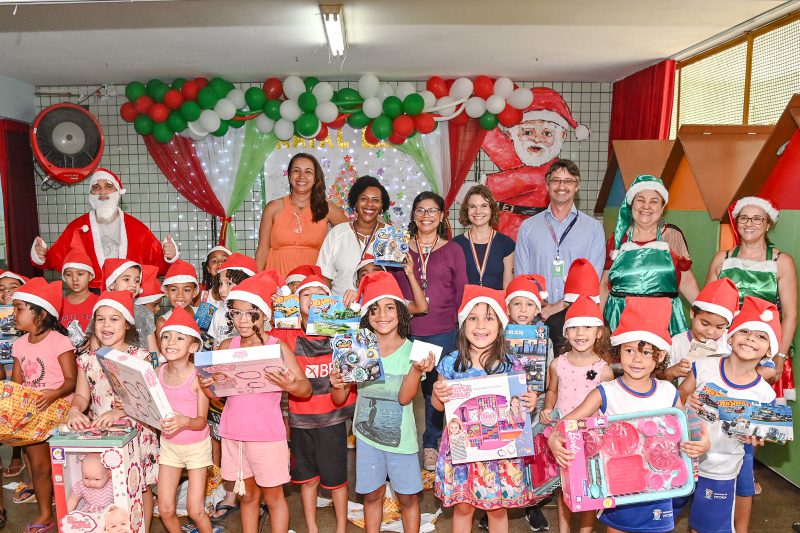 Crianças do Cmei TI Dom João Batista ganham presentes de Natal