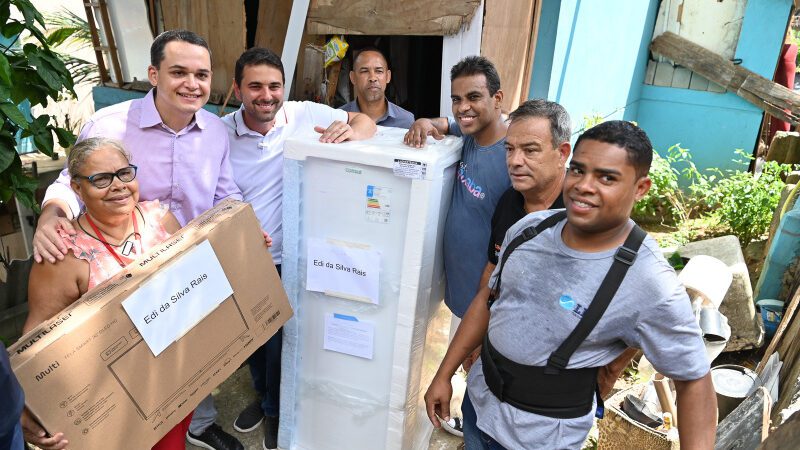 Famílias recebem eletrodomésticos do Programa Casa Feliz e Segura