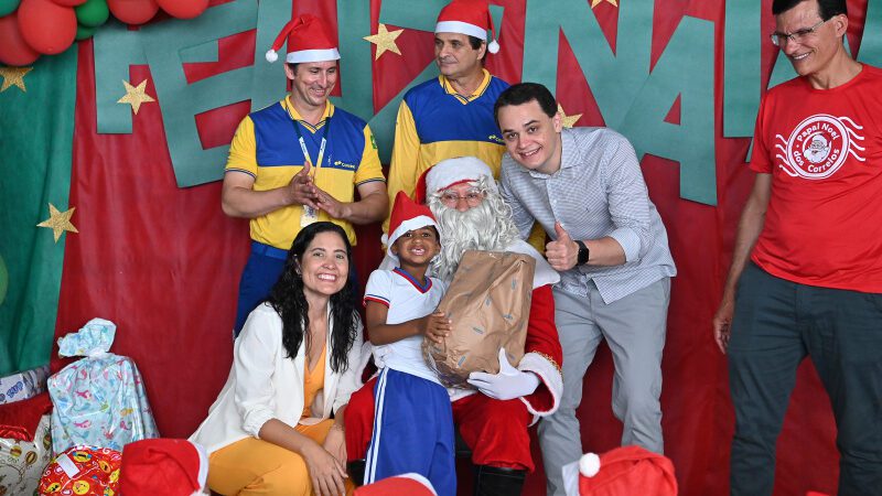 Crianças de Vitória recebem presentes da Campanha Papai Noel dos Correios 2023