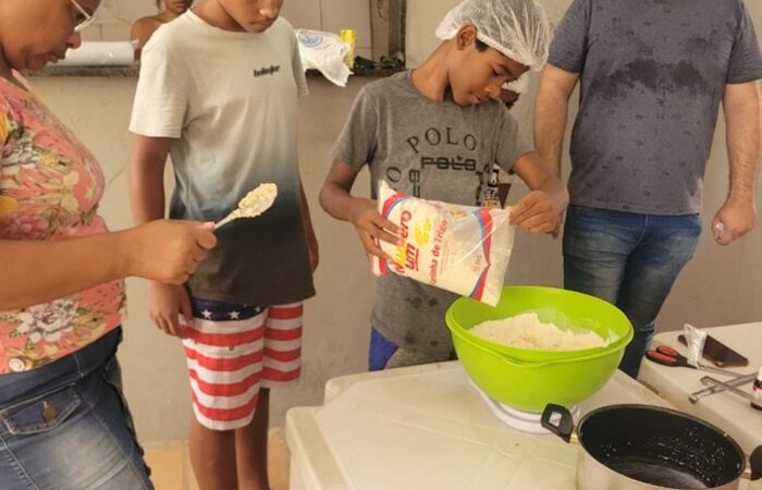 Oficina culinária estreita laços familiares por meio da produção de panetone