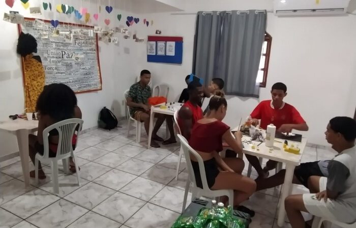 Adolescentes de Santo Antônio concluem produção de quadros