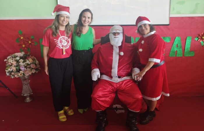 Visita do Papai Noel encanta estudantes da Emef Anacleta Schneider Lucas