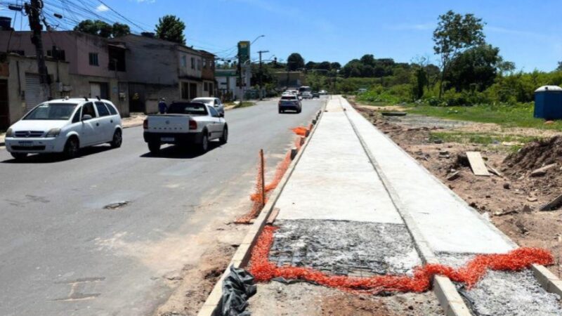 ​Implantação de calçada e ciclovia na rua Guaraná está com 85% da obra concluída