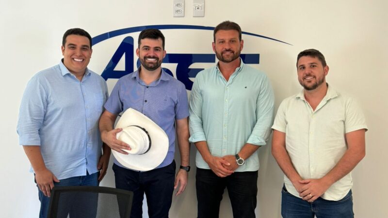 Muribeca visita setor empresarial da Serra na companhia de Erick Musso