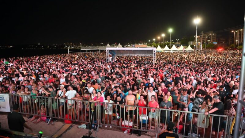 Sexta-feira Vibrante: 50 Mil Fãs Fazem História na Arena de Verão