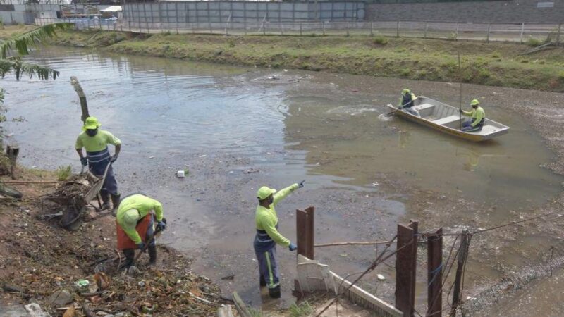 Equipe retira 14 toneladas de resíduos dos canais de Vila Velha em uma operação recente