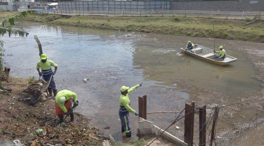 Equipe retira 14 toneladas de resíduos dos canais de Vila Velha em uma operação recente