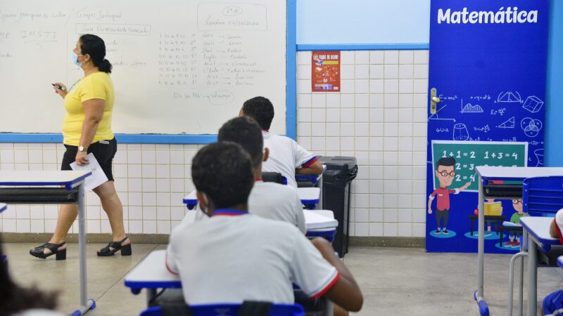 Vitória abre concurso público para professores com 100 vagas