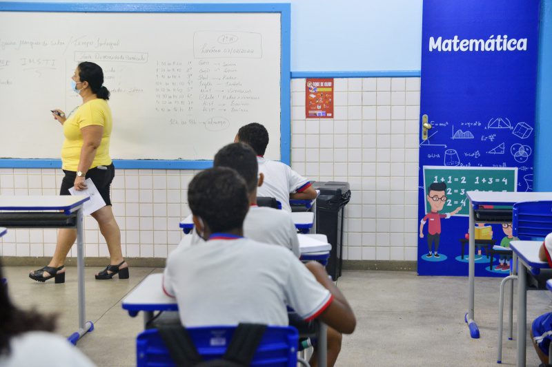 Vitória abre concurso público para professores com 100 vagas