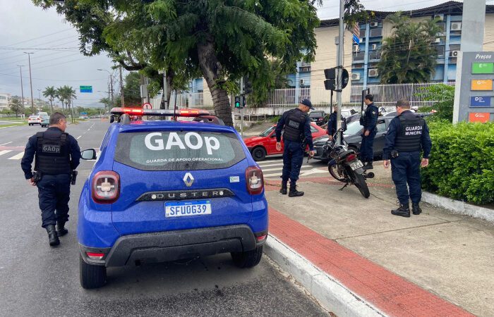 Dupla de assaltantes é detida pela Guarda de Vitória com moto roubada