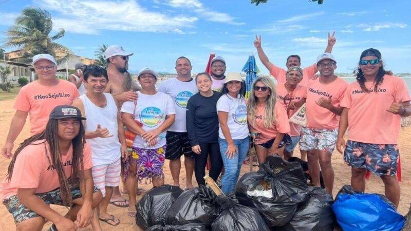 Voluntários e comunidade participam do Praia Limpa em Nova Almeida