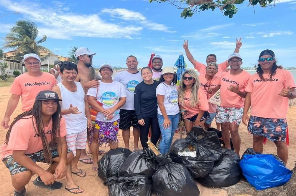 Voluntários e comunidade participam do Praia Limpa em Nova Almeida