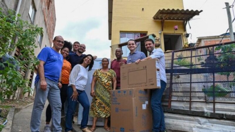 Beneficiários do Programa Casa Feliz e Segura em Conquista recebem eletrodomésticos