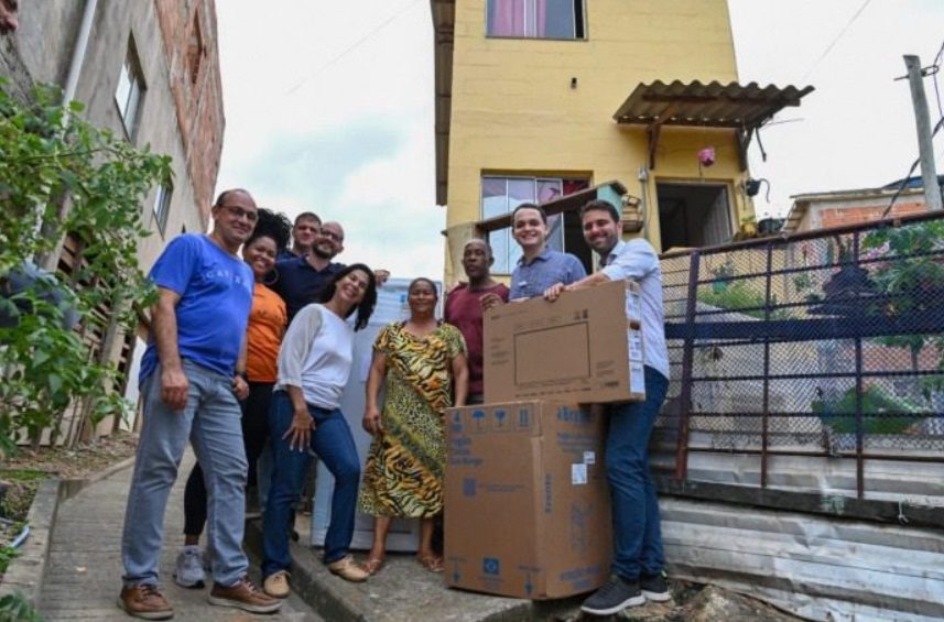 Beneficiários do Programa Casa Feliz e Segura em Conquista recebem eletrodomésticos