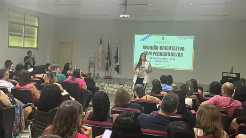 Pedagogos da rede participam de reunião para planejamento escolar