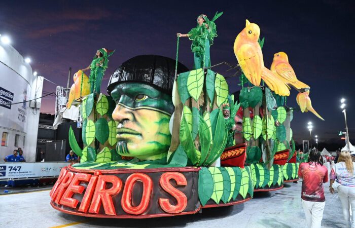 Carnaval 2024: Unidos de Barreiros homenageou Guarapari na avenida