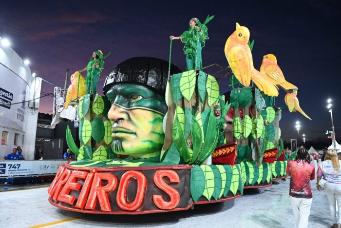 Carnaval 2024: Unidos de Barreiros homenageou Guarapari na avenida