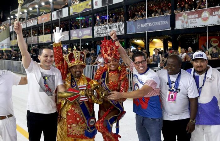 Carnaval: prefeito entrega chave para Família Real e abre folia na capital