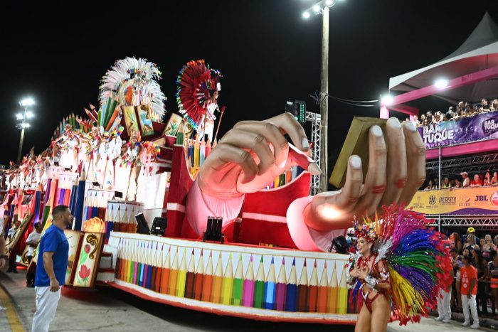 Carnaval: MUG encanta o público com muitas cores e brilhos