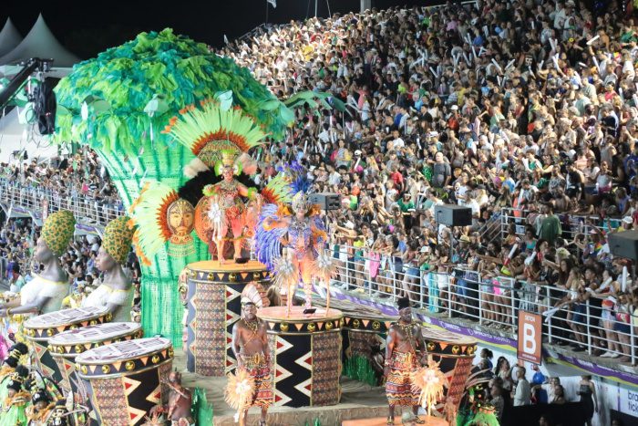 Carnaval 2024: público lota e anima as arquibancadas do Sambão