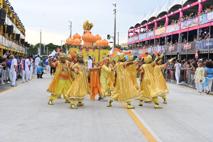 Carnaval 2024: cultura, deserto e ouro das Arábias no desfile da Pega do Samba