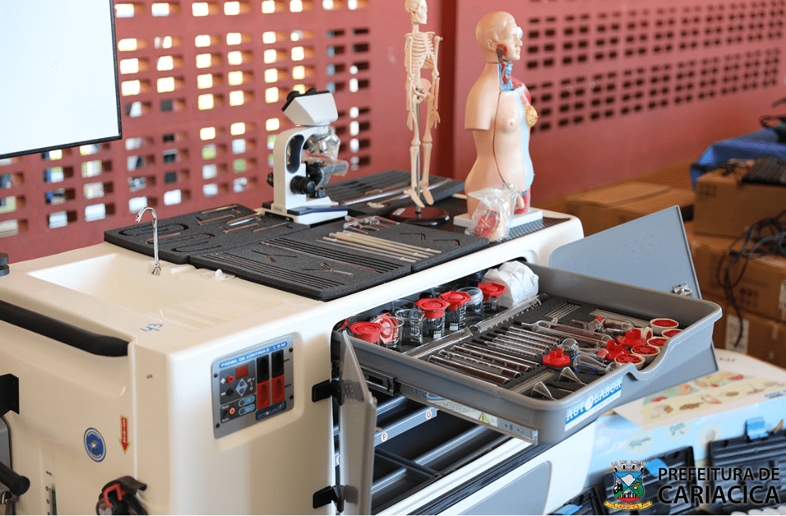 Laboratórios móveis, impressoras 3D, mesas digitais: conheça os novos equipamentos das escolas de Cariacica