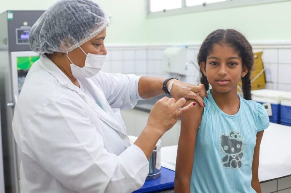 Ministra da Saúde, Nísia Trindade, marca presença no Dia D de combate à dengue em Feu Rosa