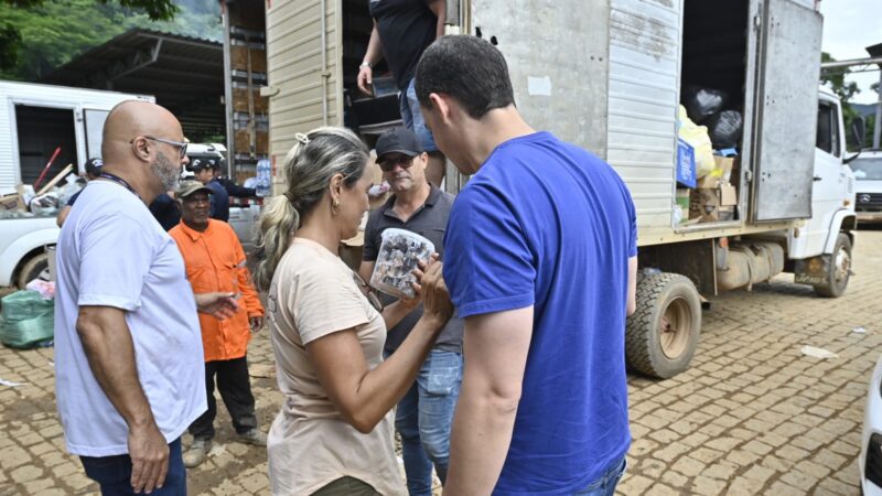 Visita de Pazolini a Mimoso resulta na entrega de donativos às vítimas das enchentes