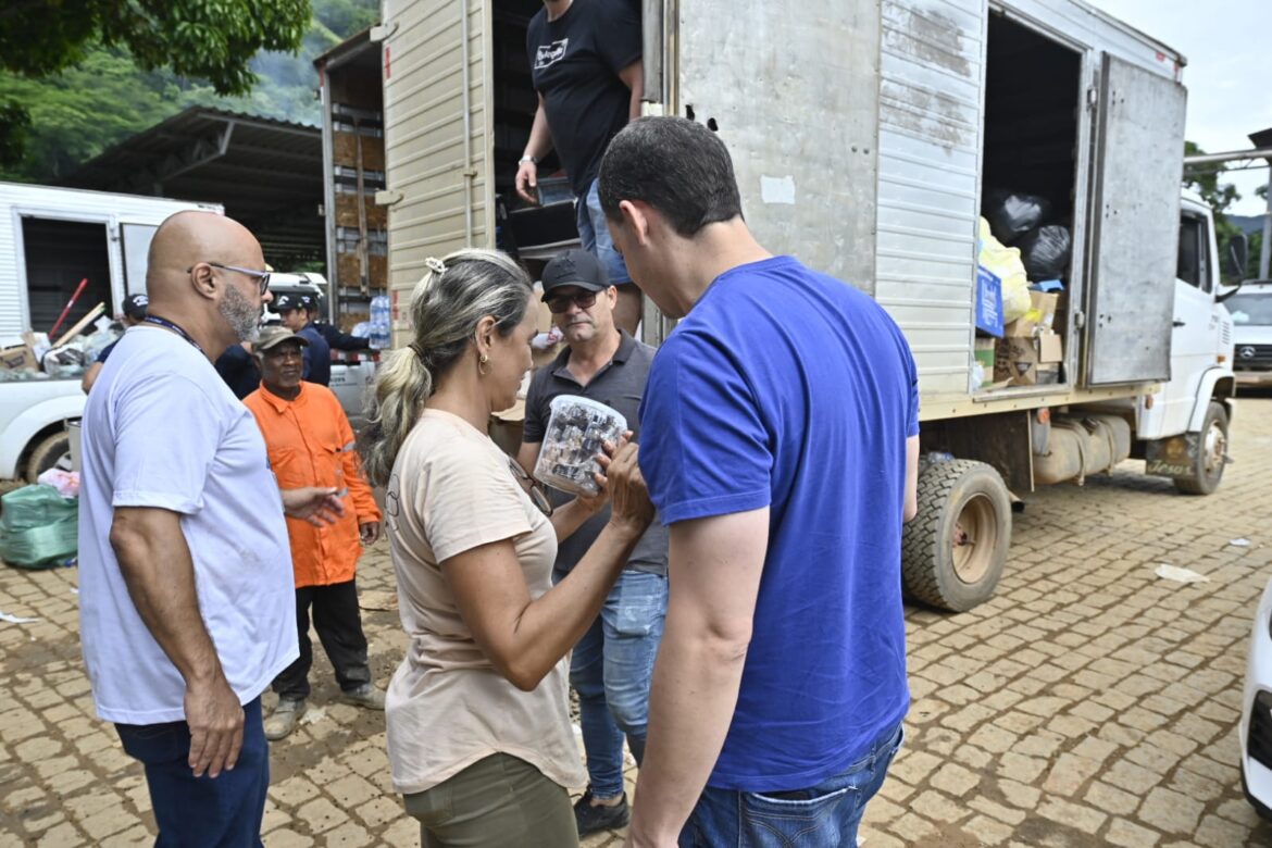 Visita de Pazolini a Mimoso resulta na entrega de donativos às vítimas das enchentes