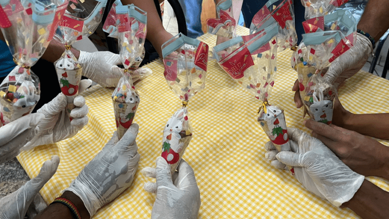 Pessoas em situação de rua participam de almoço especial e de oficina de produção de chocolate nesta quarta (27)